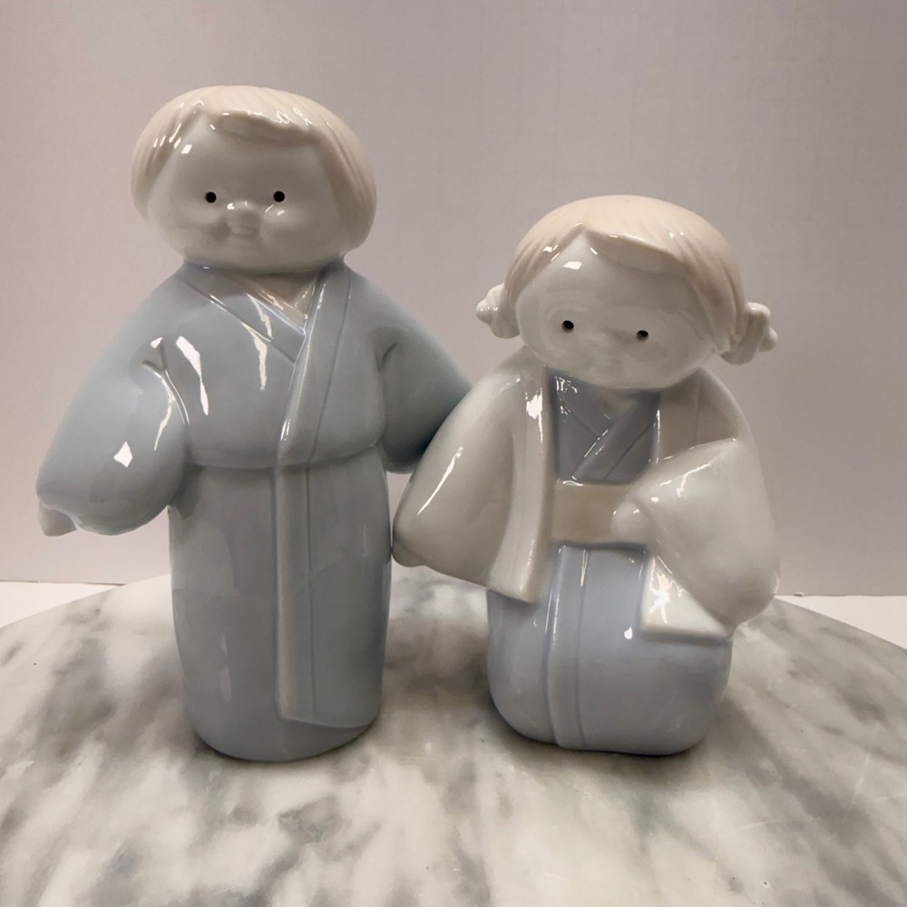 VTG Japanese‎ Porcelain Pair Children Kimono/Yukata Style blanc de chine